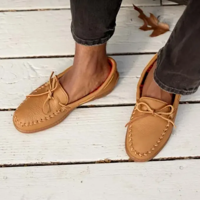 moosehide-fleece-moc-FKggomYy-1.webp Slippers|Moosehide Fleece Moc Natural